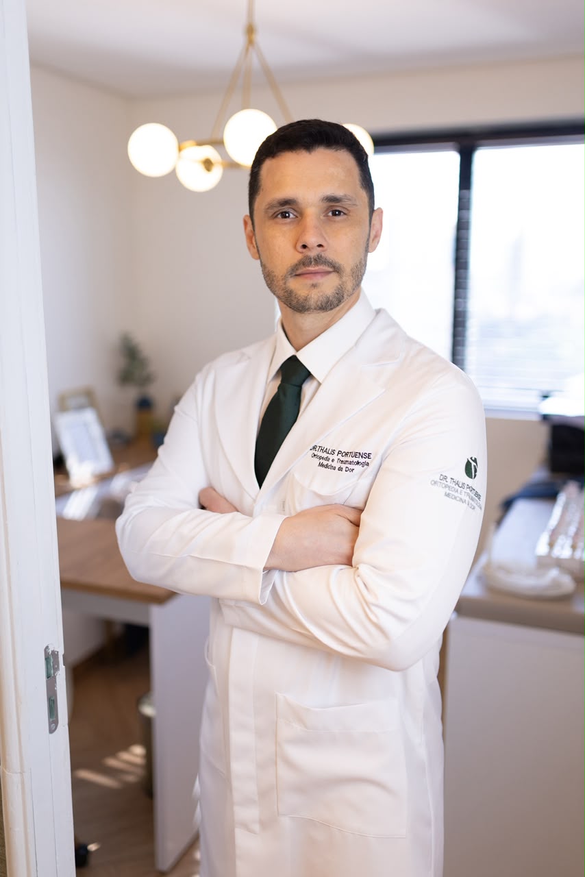 Dr. Thalis Portuense no consultório
